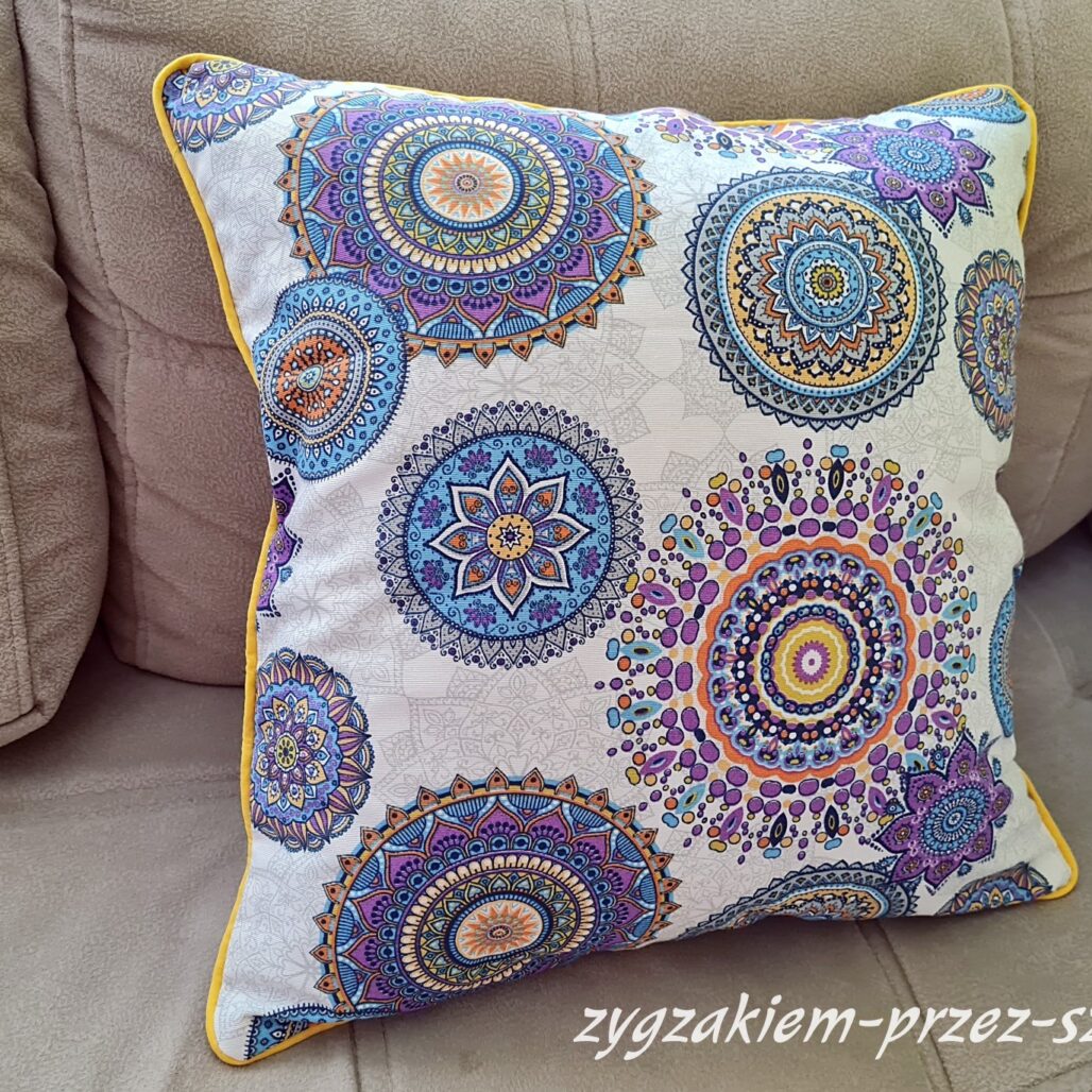 Poszewka dekoracyjna 45×45 cm Mandala z żółtą wypustką